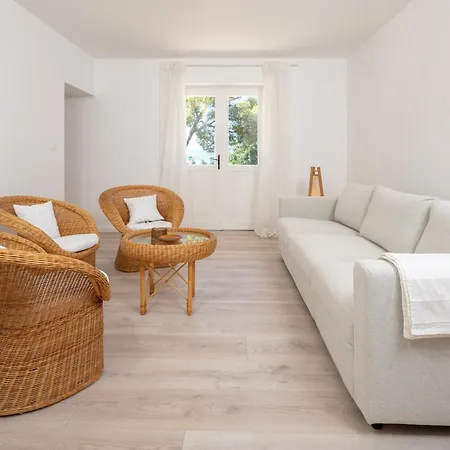 Apartment Beachfront Apartments Nincevic *