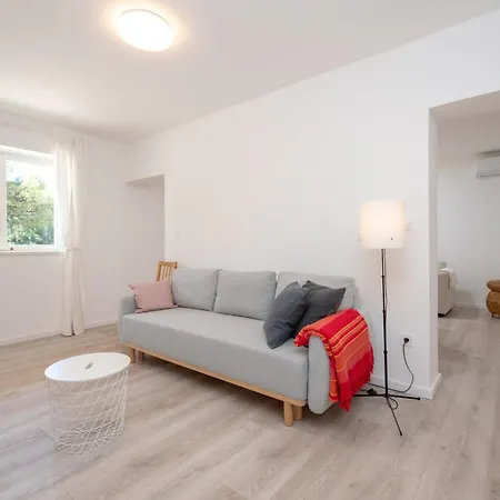 Apartment Beachfront Apartments Nincevic *