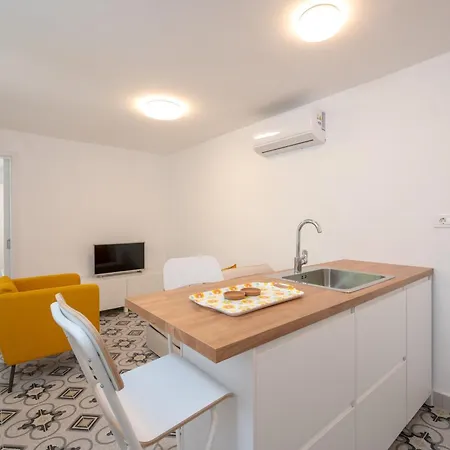 Beachfront Apartments Nincevic Apartment *
