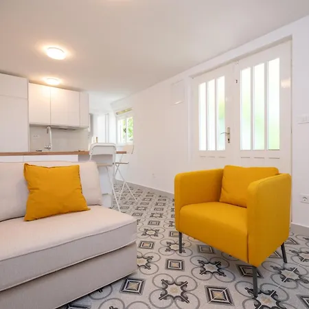 Apartment Beachfront Apartments Nincevic *
