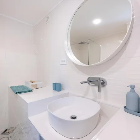 Apartment Beachfront Apartments Nincevic *