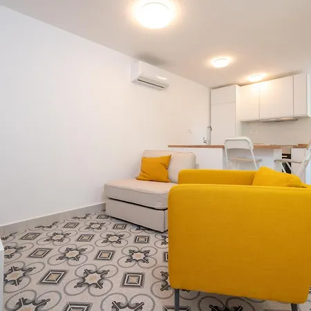 Apartment Beachfront Apartments Nincevic *