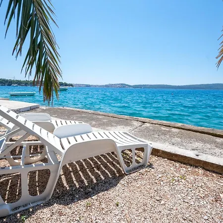 Apartment Beachfront Apartments Nincevic *