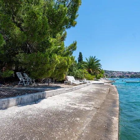 Apartment Beachfront Apartments Nincevic *